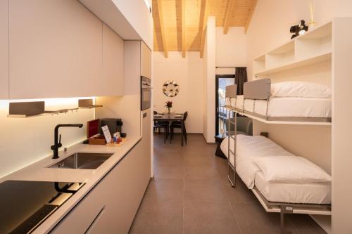鲁米诺Residenza 3544的客房设有双层床、水槽和厨房