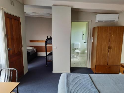 吉朗阿伯茨伍德汽车旅馆的一间酒店客房 - 带一张床和一间浴室