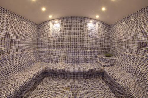 科贾埃利卢克索花园酒店的带浴缸和盥洗盆的瓷砖浴室