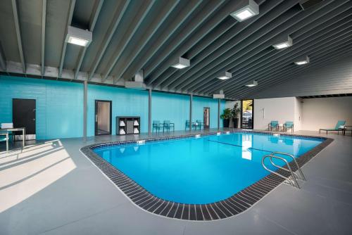 尤金新俄勒冈贝斯特韦斯特酒店的一座拥有蓝色墙壁的建筑里的大型游泳池