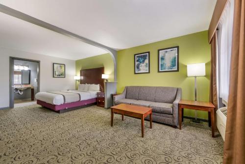 迪尔帕克SureStay Hotel by Best Western Deer Park的酒店客房,配有床和沙发