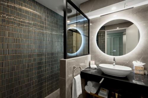 皇后镇皇后镇千禧国际酒店的一间带水槽和镜子的浴室