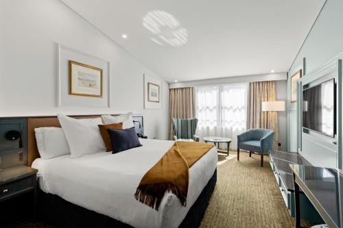 皇后镇皇后镇千禧国际酒店的酒店客房设有一张大床和一张书桌。