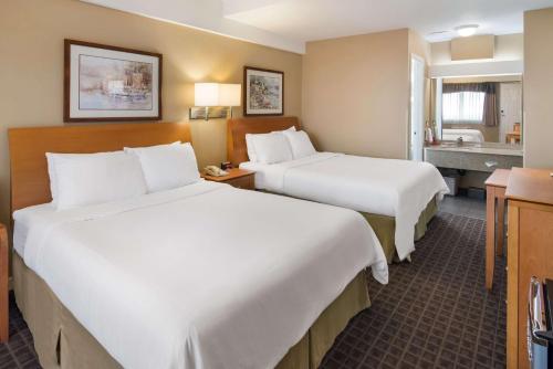 北温哥华贝斯维斯特卡皮拉诺套房酒店的酒店客房带两张床和一间浴室
