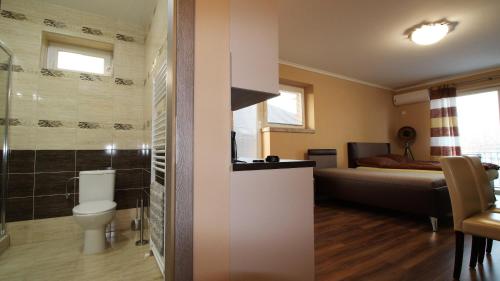 什图罗沃Penzión Mika的一间带卫生间的浴室和一张位于客房内的床。