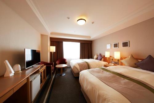 八王子市八王子京王广场酒店的酒店客房设有两张床和一台平面电视。