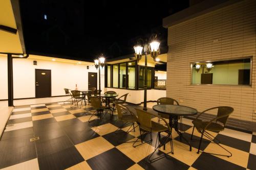 花莲市东大门精致旅店 的一间位于一楼的餐厅,配有桌椅