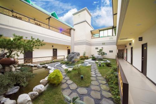 花莲市东大门精致旅店 的一座带花园的建筑的庭院