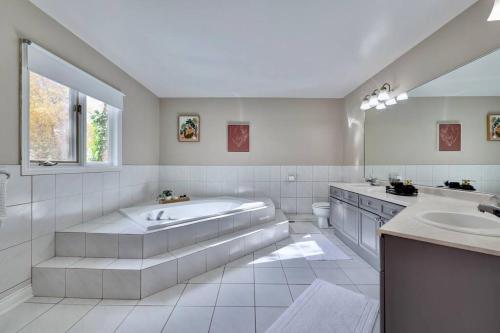 米西索加Cheerful 7 bedrooms Villa with Hot tub & Pool.的大型白色浴室设有浴缸和水槽