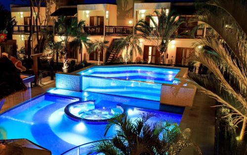 博尼图自然艺术旅馆的一座拥有蓝色灯光的游泳池