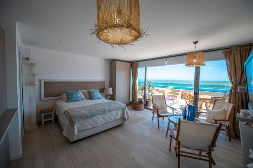 埃斯特角城SYRAH Premium B2 - Piscina privada con vista al mar by depptö的一间卧室配有一张床,享有海景