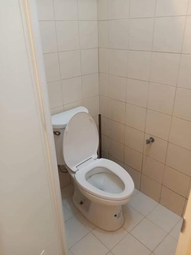 马尼拉Budget Condotel的一间位于客房内的白色卫生间的浴室