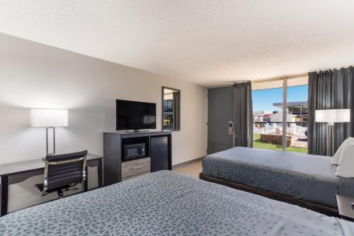 凯夫城Econo Lodge的酒店客房设有两张床和一台平面电视。