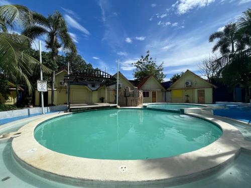 马尼拉MAH Resort by Cocotel的蓝色海水大型游泳池