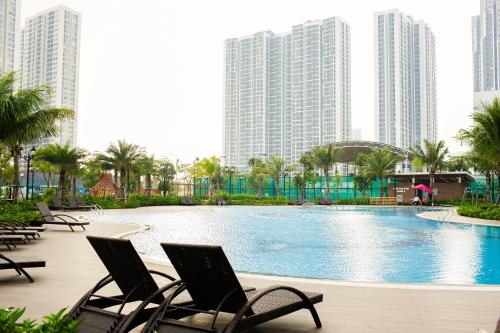 河内Apastar Luxury - Vinhomes Smart City的一座位于城市中心,拥有高楼建筑的游泳池