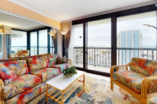 大洋城Sea Watch 1110的客厅配有沙发和桌子