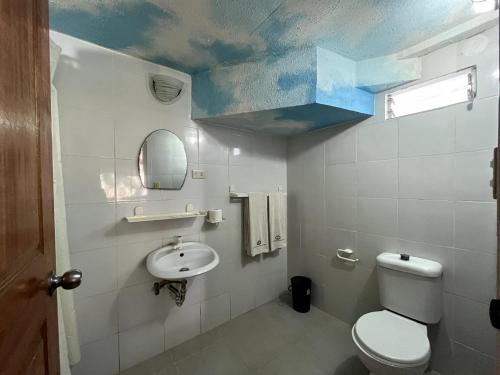 达拉盖地Ocean Bay Beach Resort的浴室配有白色卫生间和盥洗盆。