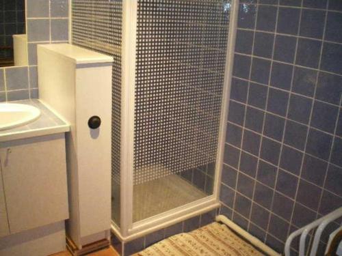 博尔马斯·莱斯·米默萨斯Appartement Bormes-les-Mimosas, 2 pièces, 3 personnes - FR-1-308-51的浴室里设有玻璃门淋浴