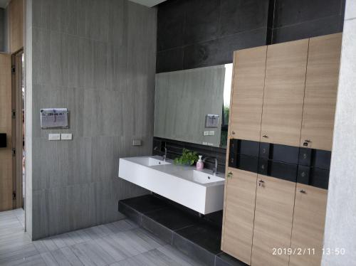 曼谷Sathon Luxury High-rise Apartment City View KingPower ,IconSiam ,BNH,Silom的浴室设有白色水槽和镜子