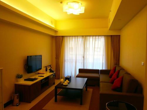 台北AJ Residence 安捷國際公寓酒店的带沙发和电视的客厅