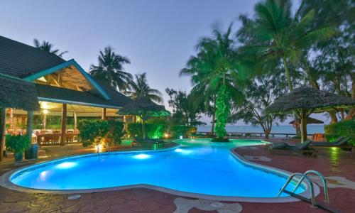 南威Mnarani Beach Cottages的度假村游泳池的图片
