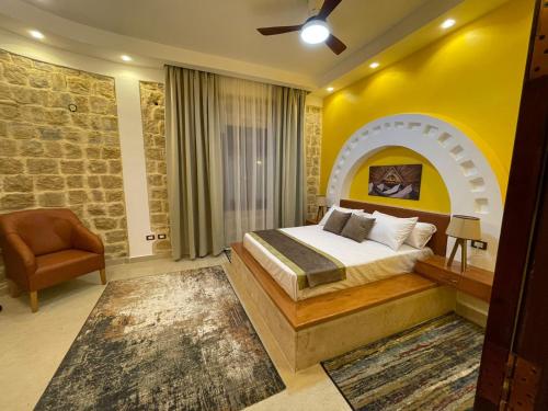 Tunispalm shadow resort的一间卧室设有一张床和黄色的墙壁