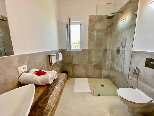 吉汶瓦Manami Villa with Private Pool ZanzibarHouses的带淋浴、卫生间和盥洗盆的浴室