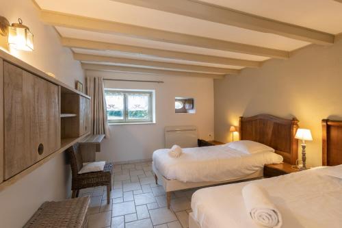 Bresse-sur-GrosneGite Le Foineau - Maison avec Piscine的酒店客房设有两张床和窗户。