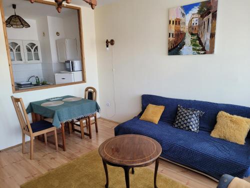 格德勒Sylvis Place的客厅配有蓝色的沙发和桌子