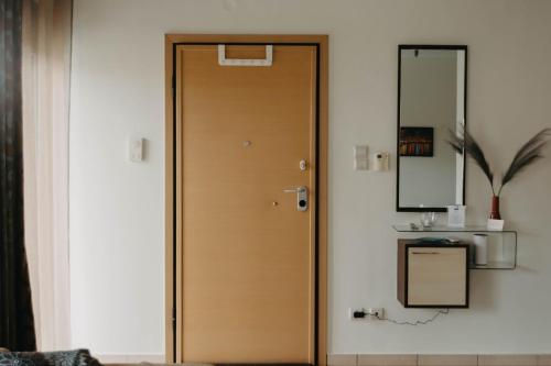 特里卡拉DimSim Home-Σπίτι με όνομα的一个带镜子的房间里木门