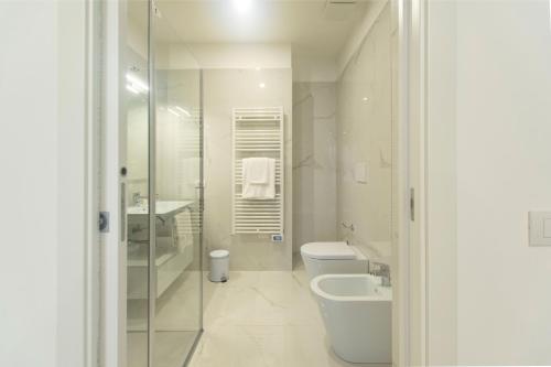 里乔内Residence Flow-R的白色的浴室设有卫生间和水槽。