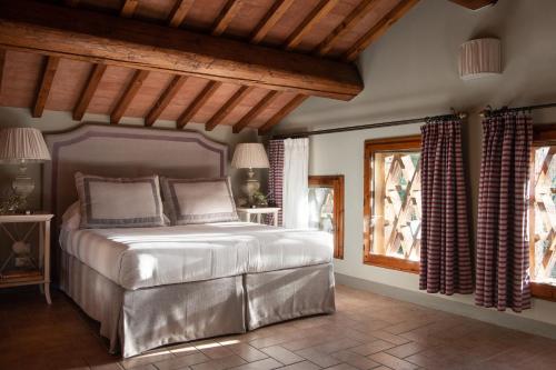 因普鲁内塔Relais Villa Olmo的一间卧室,卧室内配有一张大床