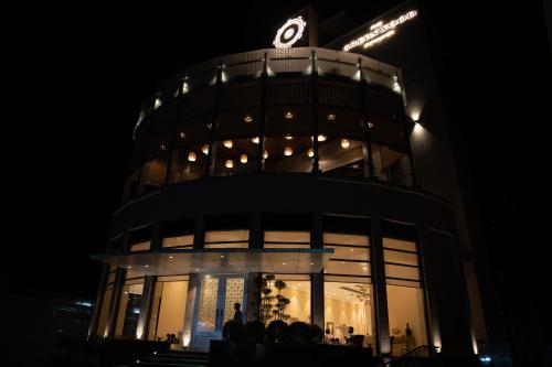 古瓦哈提The Greenwood Guwahati - A Luxury Boutique Hotel的一座建筑,上面有夜钟