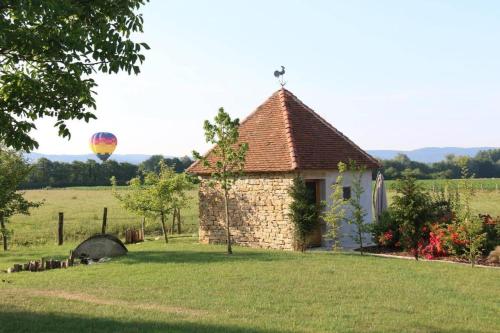 CourlaouxDomaine du moulin de Jeanne的一座带热气球的田野小建筑