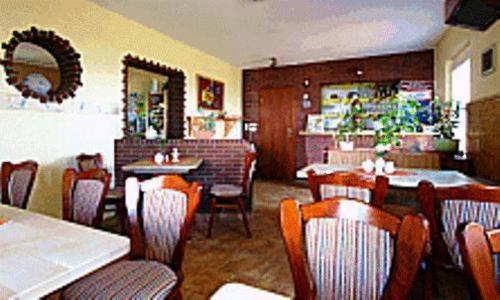 加格尔弗勒利希潘森酒店的餐厅内带桌椅的用餐室