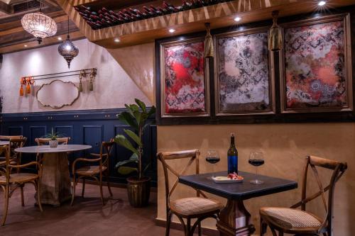 罗德镇DECAN Concept Boutique Estate的餐厅设有两张桌子和两杯葡萄酒