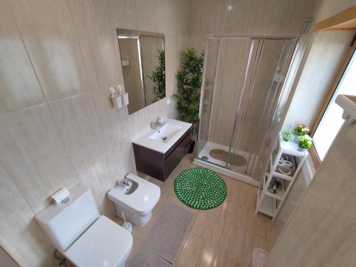 里斯本Room Dream Beato的浴室配有卫生间、盥洗盆和淋浴。