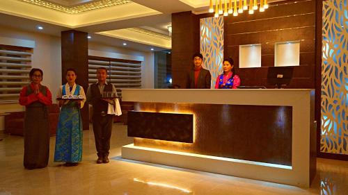 甘托克ShriGo Hotel Gangtok的一群站在大厅里的人