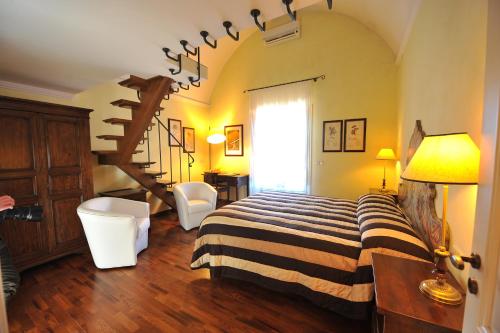 马丁纳弗兰卡瑞莱斯卡萨贝拉酒店的一间卧室配有带条纹毯子的床