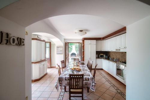 科莫Charming & Luxury Villa Como Lake的一个带长桌和椅子的大厨房