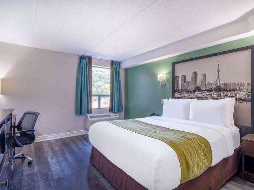 多伦多多伦多东速8酒店的一间设有大床和窗户的酒店客房