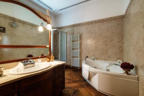 科莫Charming & Luxury Villa Como Lake的带浴缸、水槽和镜子的浴室