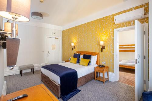伯恩茅斯杜丽酒店的配有一张床和一张书桌的酒店客房