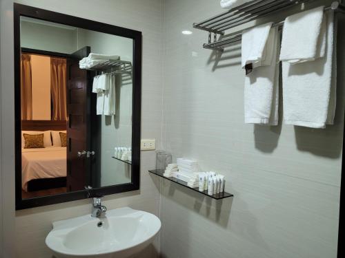 科隆Fernvale Leisure Club and Resort的白色的浴室设有水槽和镜子