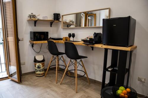 巴里Geometric Art Home的客房设有一张桌子、两把椅子和一台电视