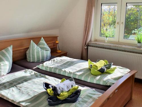 诺德代希Ferienhaus Nordseeblick的两张位于酒店客房的床,配有毛巾