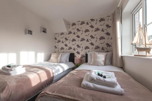 奇切斯特Chichester retreat house with free parking的一间卧室设有两张床和窗户。