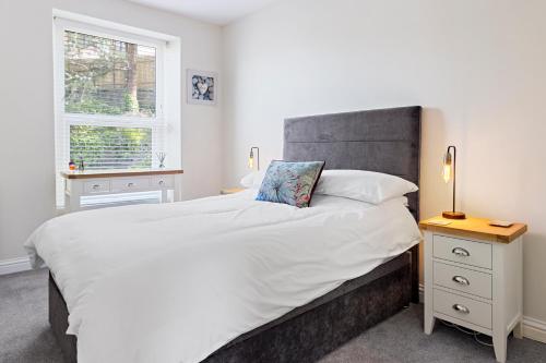 布里克瑟姆Bolton Plaice, Brixham的一间卧室设有一张大床和一个窗户。