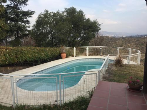 维拉帕尔克西基曼Casa campestre – Lago azul的一座游泳池四周环绕着金属围栏