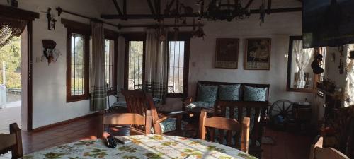维拉帕尔克西基曼Casa campestre – Lago azul的客厅配有桌椅和沙发